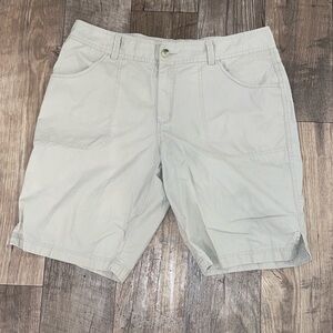 Columbia Women's Cargo Shorts in Light Gray